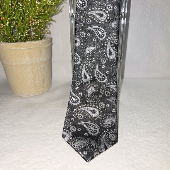 NICK GRAHAM MENS TIE BLACK WITH GRAY PAISLEY DESIGN EUC - Picture 1 of 5